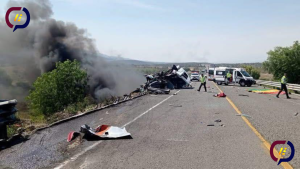 Accidente entre pipa y combi deja 21 personas sin vida